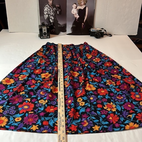 Vintage Intriguing threads moody florals midi skirt w/ elastic waist and pockets - Picture 6 of 8